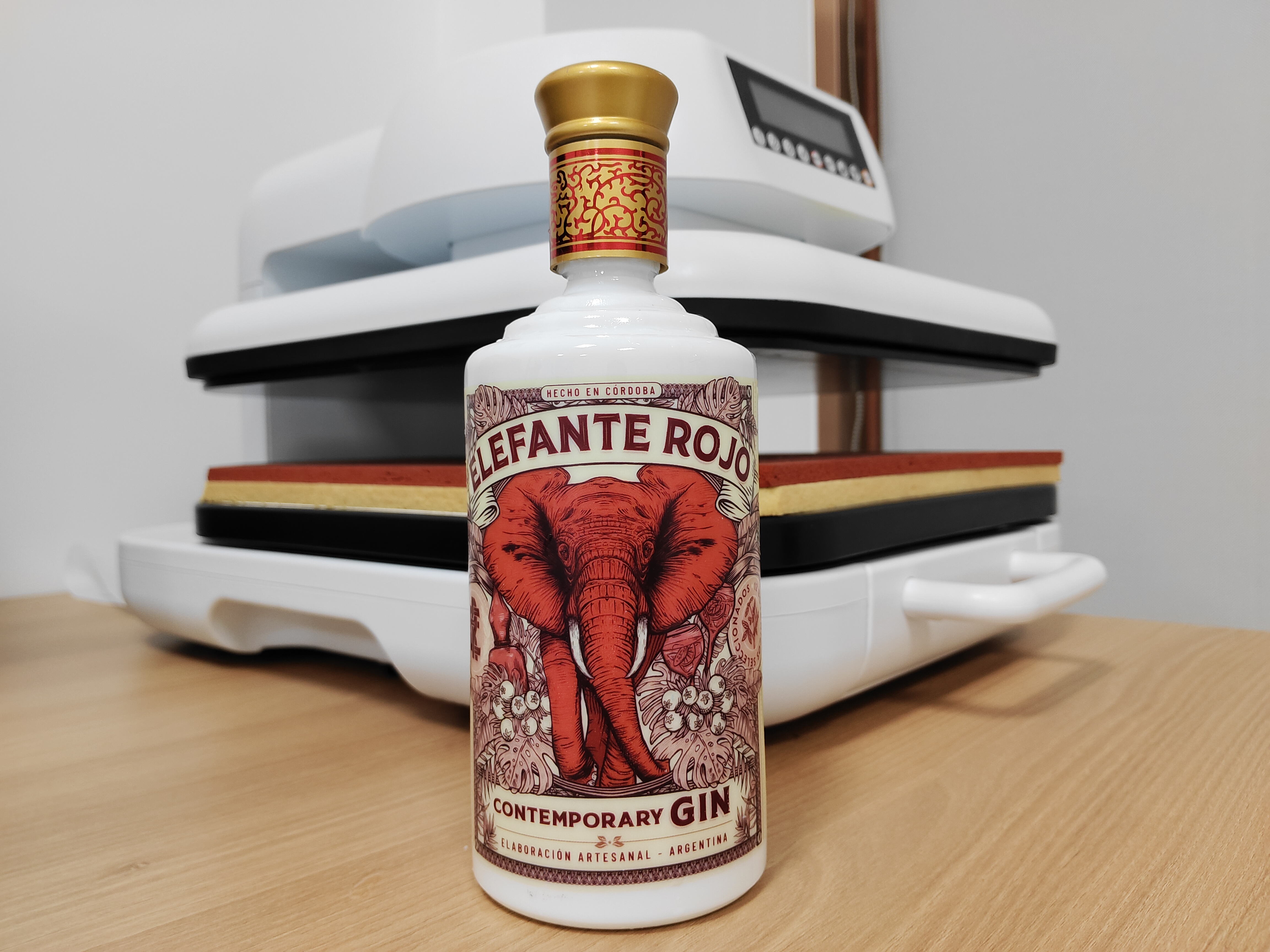靓膜（PF-150）用于白瓷酒瓶的彩色Logo、标识、照片等的定制