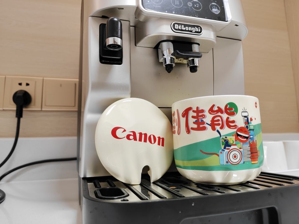 由佳能 imagePRESS V700/V800 打印的 Pretty-Film (PF-150)，为您呈现陶瓷咖啡杯的专属标志和图像